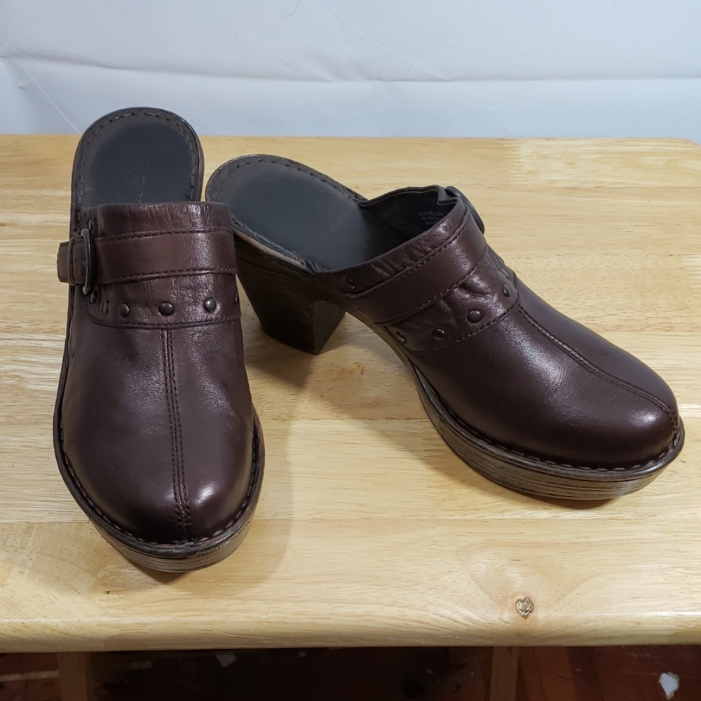 BORN BROWN LEATHER STUDDED BUCKLE CLOGS SZ. 10/42